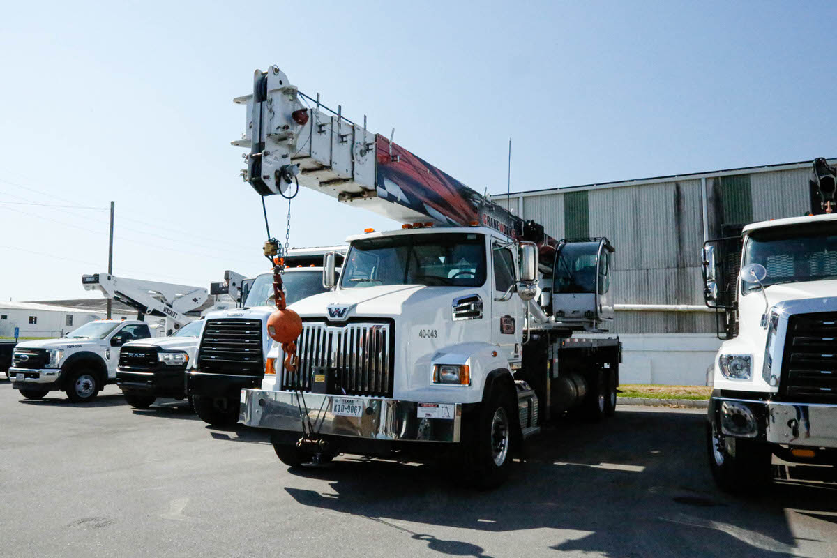 40-TON • 124-FT BOOM TRUCKS
